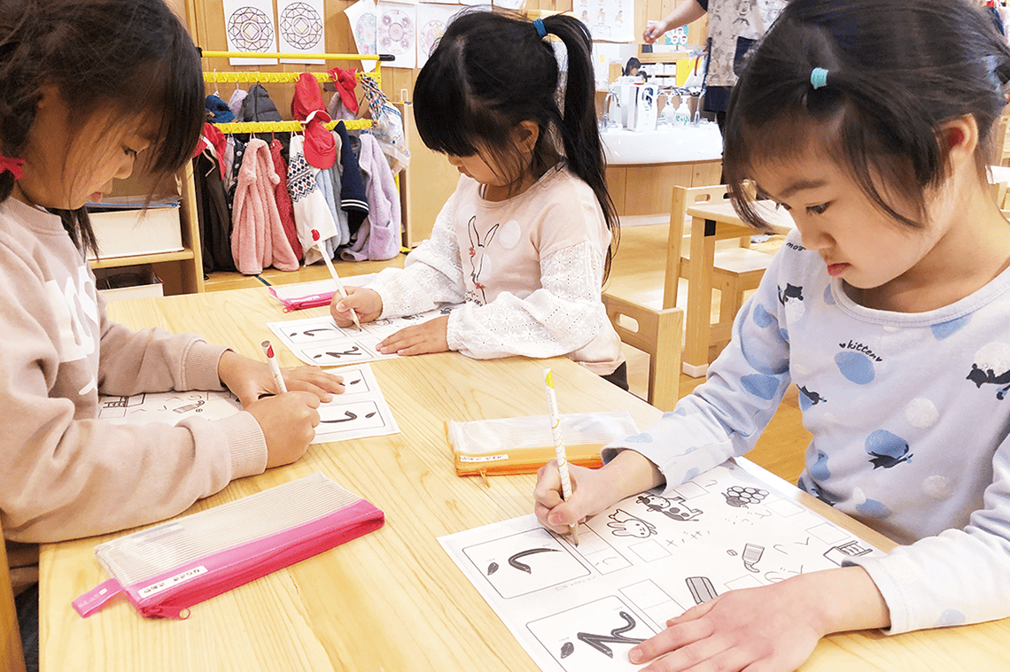 子どもが文字を書く写真